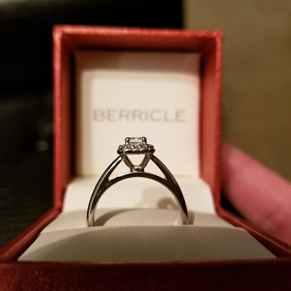 Emerald diamond Engagement ring - Picture 2 of 3